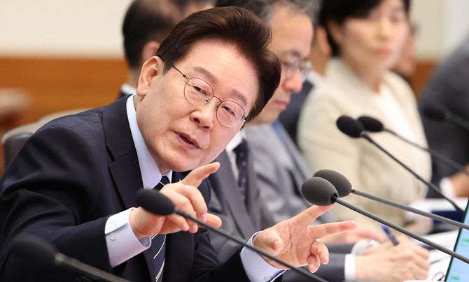 이 대통령은 "사회 구성원들이 선을 잘 지키고, 그 선 안에서 자유롭게 자신들의 권리와 표현을 행사할 수 있게 하는 것, 그러나 그 선을 넘을 때에는 사회 전체 공동체를 위해 모두를 위해 주어진 책임을 다해야 한다"고 강조했다. ⓒ 연합뉴스