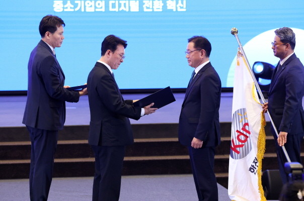 2026년 대한민국 중소기업인대회에서 대통령표창 수상받는 한전KDN 박상형 사장. ⓒ 한전KDN