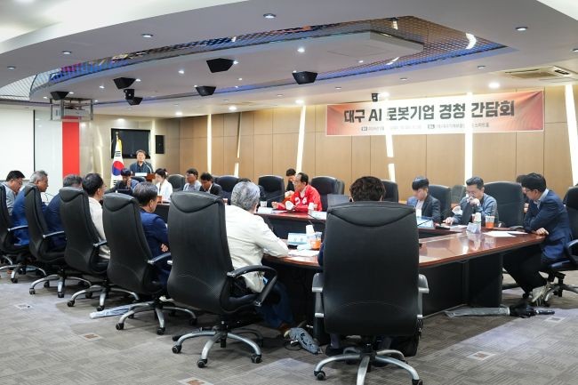 대구기계부품연구원에서 지역의 미래를 책임질 AI 및 로봇 기업 대표와 겅첨 간담회을 가지고 있는 추경호 후보. ⓒ 추경호 선거사무실