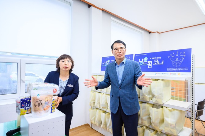 장충남 군수가 남해군 종합사회복지관 1층에서 "꼭 필요한 국민께"라는 슬로건 아래, 갑작스러운 생계위기로 도움이 절실한 이웃에게 식품꾸러미를 제공하는 '그냥드림' 사업장 개소식에 참석해 사업취지를 설명 하고 있다. ⓒ 남해군