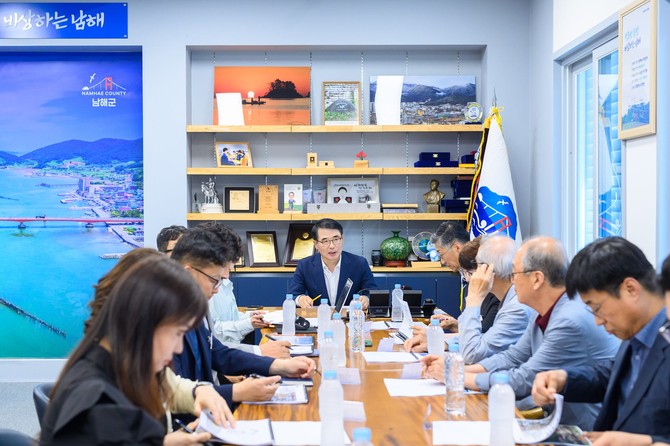 남해군이 군수실에서 '남해군 뉴빌리지 봉전마을마당 기본 및 실시설계 용역' 중간보고회를 개최하고, 성공적인 주민 소통 공간 조성을 위한 구체적인 밑그림을 점검하고 있다. ⓒ 남해군
