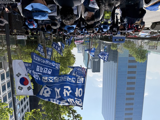 지난 13일 서울 강남구 현대모비스 본사 앞에서 금속노조 현대모비스 자회사 노조원이 램프사업부 매각 중단을 요구하고 있다. = 노병우 기자