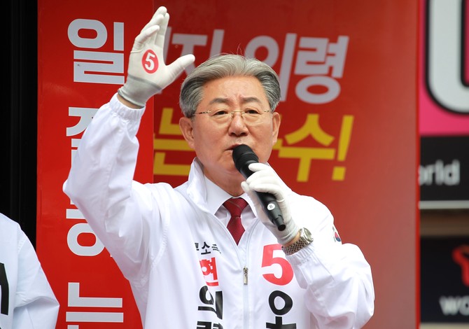 오태완 의령군수가 의령군에서 출정식을 선언하며 일잘하는 군수를 지지해 달라며 호소하고 있다. = 강경우 기자