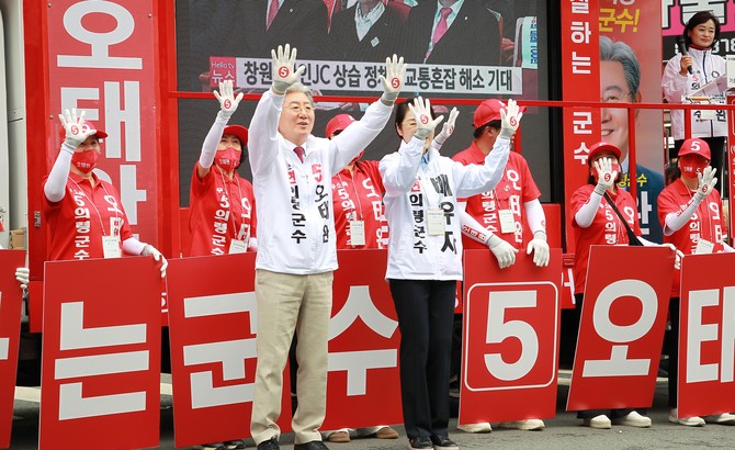 오태완 의령군수가 기호 5번을 알리고 있다. = 강경우 기자
