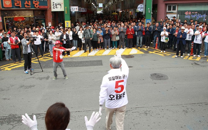 오태완 의령군수가 의령전통시장 앞에서 지지자들에게 감사의 인사를 표하고 있다. = 강경우 기자