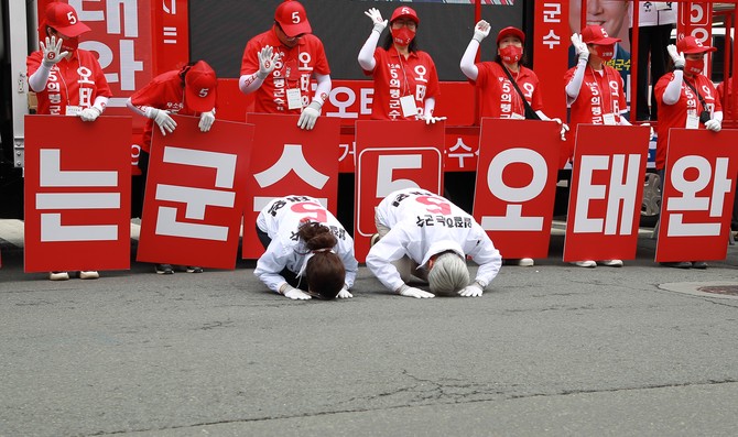 오태완 의령군수와 배민주 배우자가 의령군민들에게 큰절로 보답하고 있다. = 강경우 기자