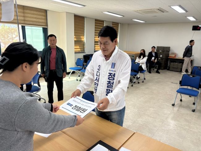 정철원 조국혁신당 담양군수 후보는 지난 14일 오전 담양군선거관리위원회에 후보 등록을 마쳤다. ⓒ 정철원 담양군수 후보 선거 사무소