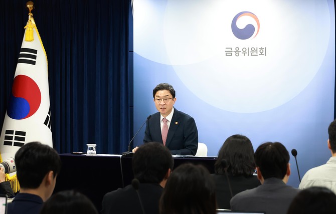 이억원 금융위원장이 21일 오전 서울 종로구 정부서울청사에서 개최한 출입기자단 간담회에서 국민주권정부 출범 1주년 계기 '금융분야 10대 핵심성과'를 발표했다. ⓒ 금융위원회