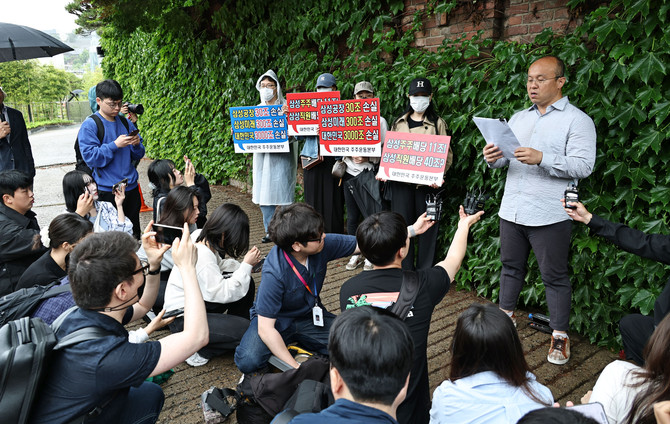 21일 서울 용산구 이재용 삼성전자 회장 자택 앞에서 열린 삼성전자 주주 총결집 집회에서 삼성전자 주주단체인 '대한민국 주주운동본부' 관계자들이 손팻말을 들고 있다. ⓒ 연합뉴스