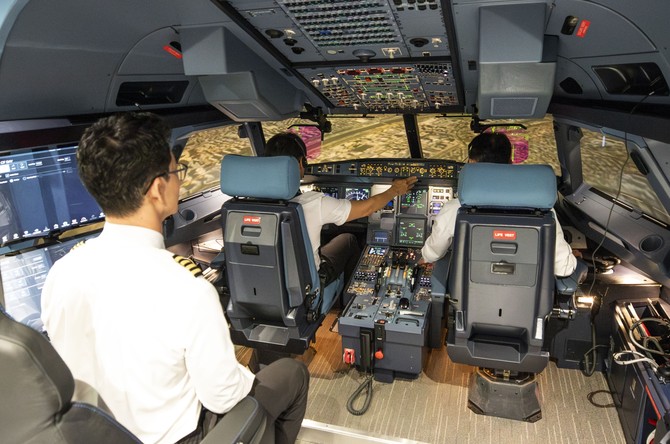 A320neo 시뮬레이터에서 운항 승무원들이 훈련을 하고 있는 모습. ⓒ 진에어