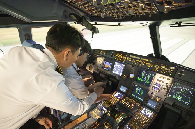A320neo 시뮬레이터에서 운항 승무원들이 훈련을 하고 있는 모습. ⓒ 진에어