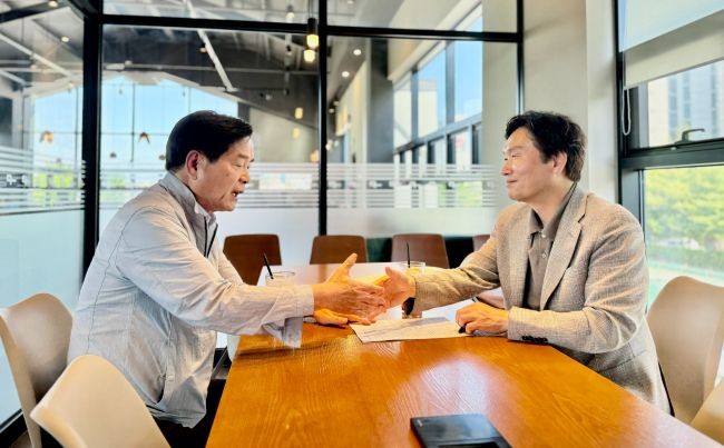 최병국 전 경산시장(왼쪽)이 조현일 경산시장 후보 손을 잡으며 지지를 선언했다. ⓒ 조현일 선거사무실