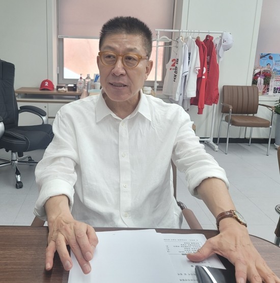 지난 19일 국민의힘 박형준 부산시장 후보와 본지 기자가 인터뷰 하는 모습=서경수 기자