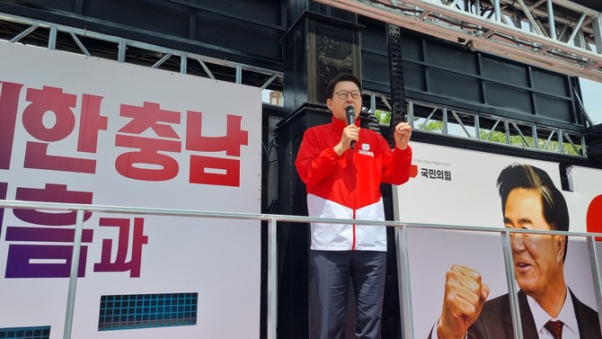 23일 신동욱 국민의힘 최고위원이 충남 부여군 버스터미널 앞에서 김태흠 충남지사 후부 지원유세를 하고 있다. =오영태 기자