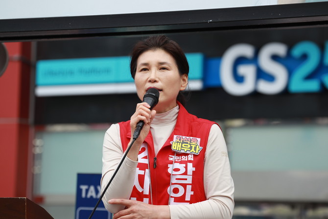 차석호 후보 배우자가 칠원읍에서 군민들에게 지지를 호소하고 있다. = 강경우 기자