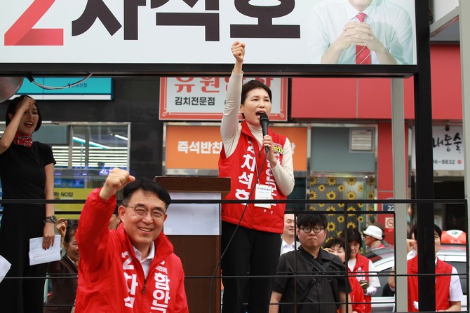 차석호 후보와 배우자가 필승의지를 다지고 있다. = 강경우 기자