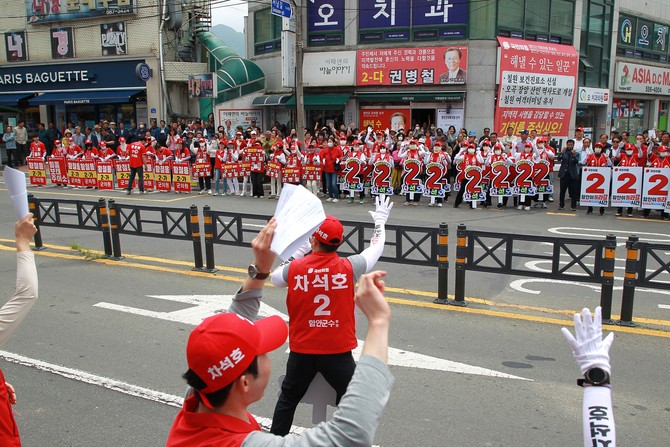 국민의힘 차석호 함안군수 후보와 도·군의원 후보들이 칠원읍에서 원팀 '필승' 결의대회를 열고 있다. = 강경우 기자