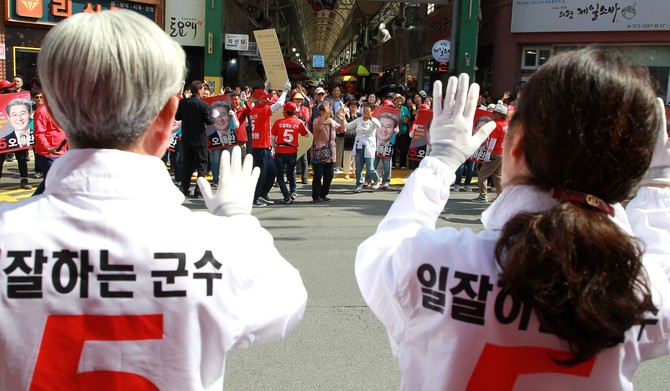 오태완 후보와 배우자가 군민들과 함께하고 있다. = 강경우 기자