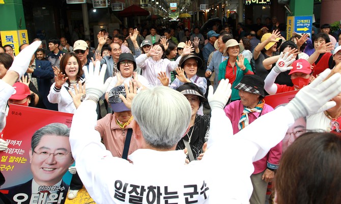 오태완 의령군수 후보와 군민들이 축제같은 분위기를 즐기고 있다. 강경우 기자