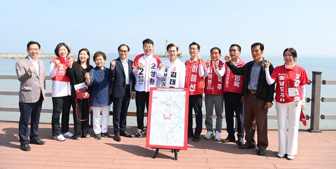 김태흠 국민의힘 충남도지사 후보가 25일 충남 당진시에서 공약설명회를 개최 후 기념촬영을 하고 있다. ⓒ 선거캠프