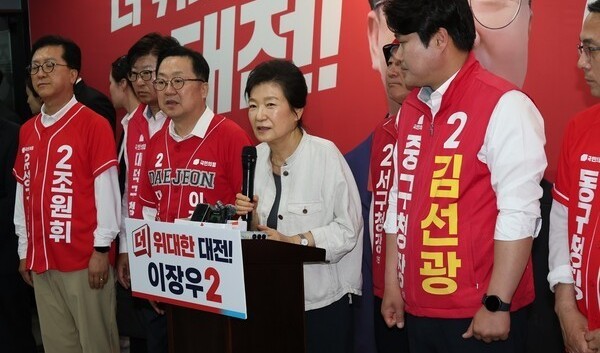 박근혜 전 대통령이 25일 이장우 국민의힘 대전시장 후보 대전 중구 선거사무실을 찾아 공개 지원에 나섰다. = 오영태 기자