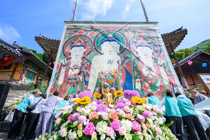 남해 용문사가 보관하고 있는 '보물 제1446호 괘불탱'을 '부처님오신날'을 맞아 일반인에 공개하고 있다. ⓒ 하철환 사진 작가