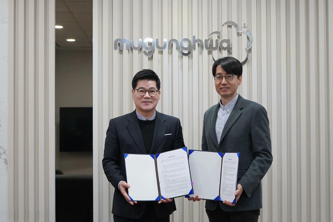 임찬양 노을 대표(오른쪽)와 김기영 무궁화전자 대표가 위탁생산 계약 체결 후 기념촬영을 하고 있다. ⓒ 노을