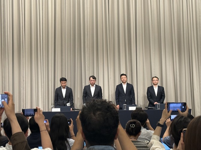 신세계그룹 관계자들이 26일 스타벅스코리아 마케팅 논란 조사 결과를 발표하고 있다. = 이인영 기자