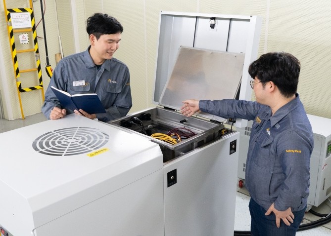 에쓰오일 직원들이 서울 마곡 TS&D 센터에서 액침냉각유 성능테스트를 진행하고 있다. ⓒ 에쓰오일