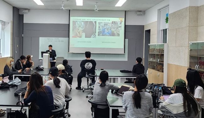 광주대학교 반려동물보건산업학과는 지난 20일 대학일자리플러스센터 학부(과)맞춤 진로취업설계 지원 프로그램 일환으로 광주광역시 우치공원관리사무소 성창민 소장을 초청해 진로·취업 특강을 운영했다. ⓒ 광주대학교