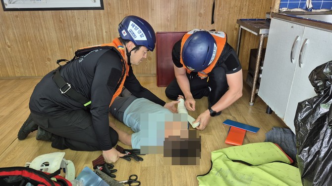 통영해양경찰서가 통영시 욕지면 우도 인근 해상에서 긴급발생환자의 응급처치를 하고 있다. ⓒ 통영해경