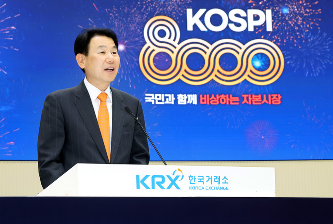 코스피 사상 최초 8000포인트 돌파 기념행사에서 정은보 한국거래소 이사장이 인삿말을 하고 있다. ⓒ 한국거래소