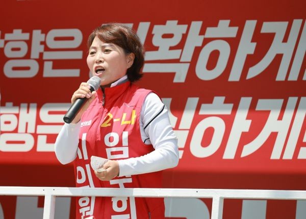 임주희 포항시의원 후보가 '오직 오천! 끝까지 뛰겠다"며 오천읍 주민들에게 지지를 호소하고 있다. ⓒ 최병수 기자
