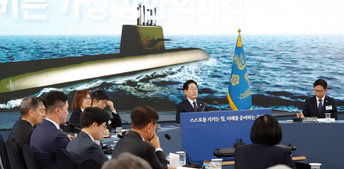 안규백 국방부 장관의 핵추진잠수함 개발 기본계획 보고를 듣고 있다. ⓒ 연합뉴스