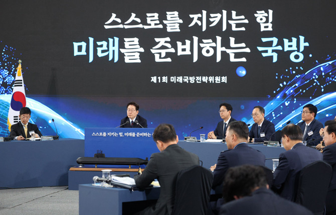 이 대통령은 경남 진해에 위치한 잠수함 사령부에서 '제1회 미래국방전략위원회'를 주재했다. ⓒ 연합뉴스