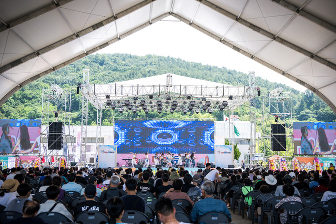 남해 유배문학관 일원에서 개최된 남해군의 대표 농특산물 축제인 '제20회 남해 마늘한우축제' 주무대 사진. ⓒ 남해군