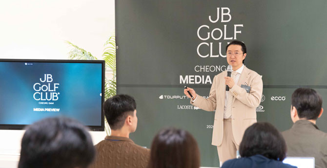 김신현 JB코퍼레이션 부사장이 JB골프클럽 청담을 소개하고 있다. ⓒ JB코퍼레이션