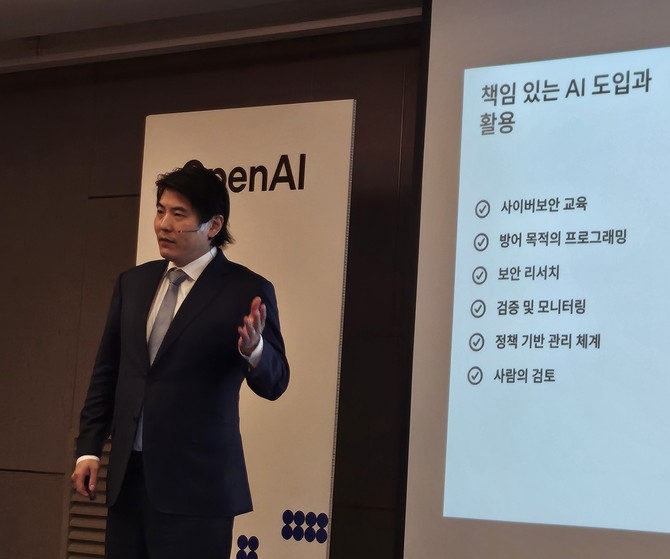 제이슨 권 오픈AI 최고전략책임자(CSO)가 27일 서울 서초구 JW 메리어트 호텔에서 열린 기자간담회에서 발표하고 있다. = 박지혜 기자