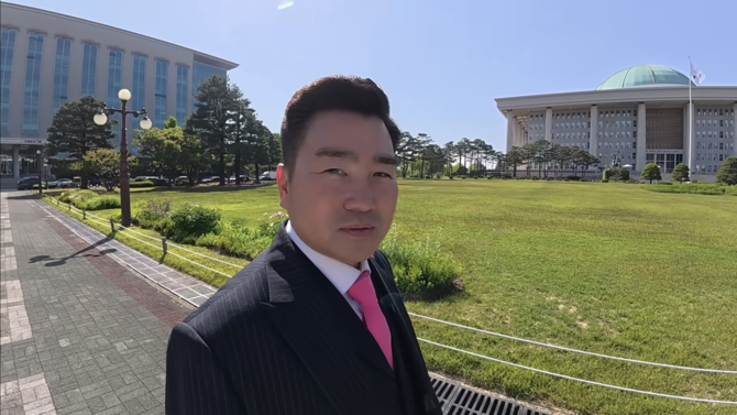 김현태 인천 계양을 국회의원 보궐선거 무소속 후보가 국회 본관 앞에서 12·3 비상계엄 당시 상황을 회상하고 있다. ⓒ유튜브 채널 참군인김현태 캡처