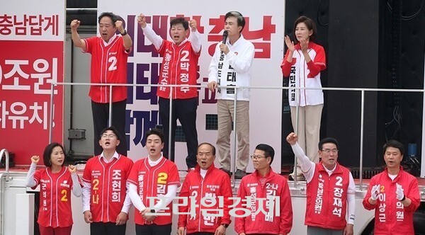 지난 26일 유세 현장에는 국민의힘 중진인 나경원 의원과 강승규 의원, 김태흠 후보, 박정주 후보가 나란히 섰다. ⓒ 박정주 선거캠프