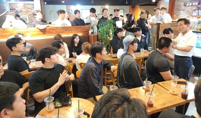 국민의힘 백성현 논산시장 후보가 26일 오후 청년들과 간담회를 열고 청년 정책 방향에 대한 의견을 나누고 있다. =오영태 기자