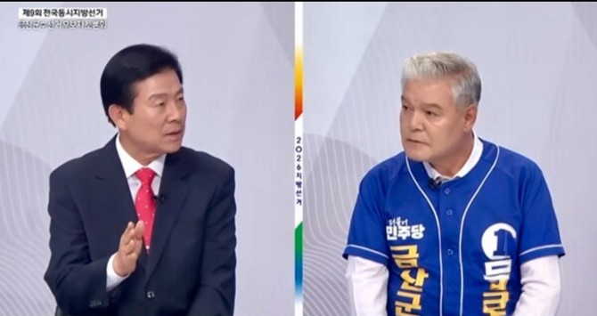 박범인 국민의힘 금산군수 후보(왼쪽)가 26일 금산군수 후보자 토론회에서 문정우 더불어민주당 후보를 상대로 골프장 인허가 관련 금품수수 의혹과 아들 명의 부동산 거래 해명 문제를 집중 질의하고 있다. ⓒ 중앙선거방송토론위원회