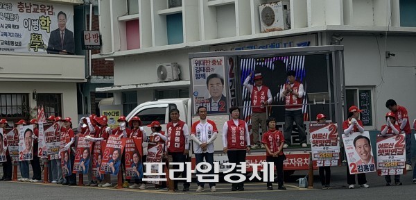 28일 김홍열 청양군수 후보가 거리에서 선거유세를 하고 있다. = 오영태 기자
