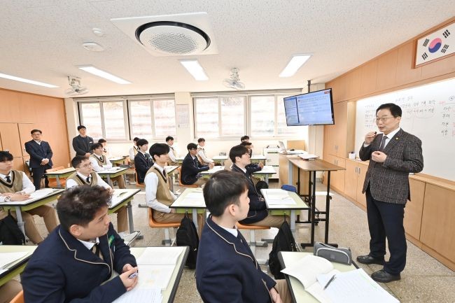 임종식 경북도교육감 후보는 경북교육 47년 경험의 힘을 더해, 기초부터 미래까지 모두 품는 더 따뜻한 책임 교육을 반드시 완성하겠다고 밝혔다. ⓒ 임종식 후보 캠프