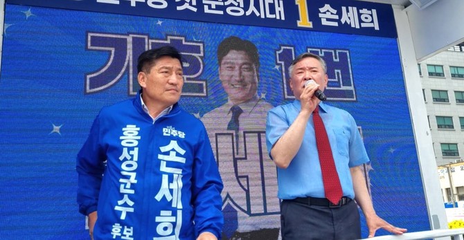 무소속 이두원 후보가 더불어민주당 손세희 후보 지지를 선언 후 사퇴도 하지 않은 상태에서 손 후보의 유세차에 올라 지지발언을 하고 있다. ⓒ 박정주 선거캠프