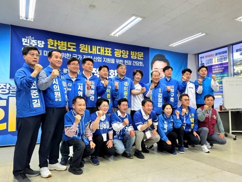 한병도 원내대표, 권향엽 국회의원, 정인화 광양시장 후보와 지지자들이 참석해 광양의 미래전략사업과 지역 현안을 논의했다. ⓒ 후보사무실
