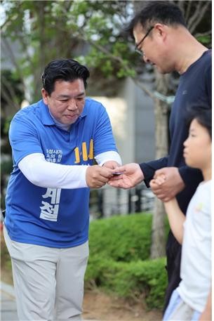화성시 가선거구에 출마한 더불어민주당 이계철 후보가 민심을 잡기 위한 막판 총력전에 나섰다. ⓒ 이계철 후보 공식 페이스북