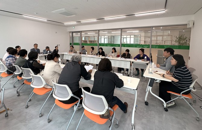 남해군이 꿈나눔센터 청소년수련관에서 제6기 지역사회보장계획 수립을 위한 읍·면 지역사회보장협의체 집단심층면접(FGI)을 실시하고 있다. ⓒ 남해군