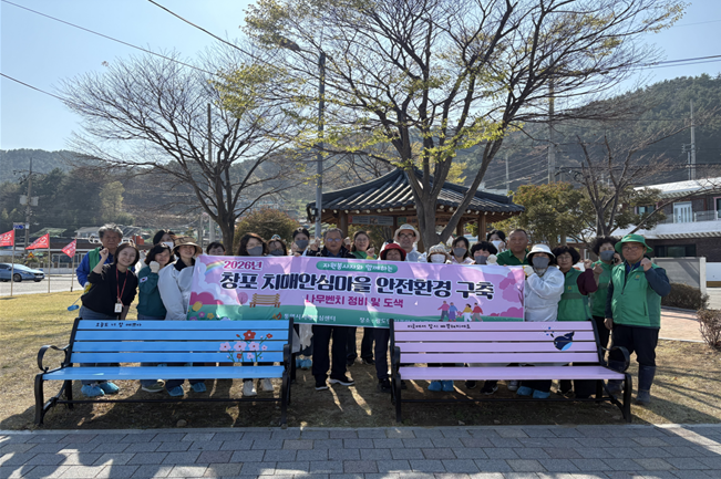 - 통영시가 치매안심마을 4개소(동백꽃, 도리골, 달아, 창포마을)를 '우수 치매안심마을 유지 승인' 받고 기념촬영을 하고 있다. ⓒ 통영시