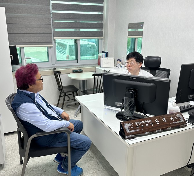 합천군 보건소 진료전담 시니어 관리의사가 진료를 하고 있는 사진. ⓒ 합천군